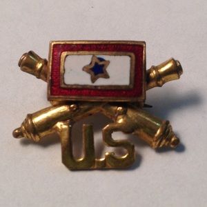WW11 son in service artillery pin. One blue star.